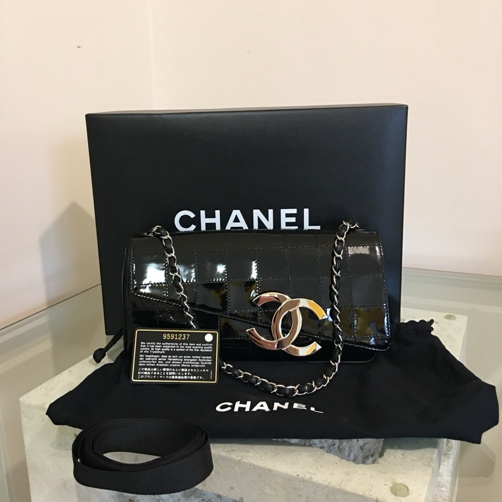 ❌SOLD❌Authentic preloved Chanel clutch oversized CC logo in black patent leather